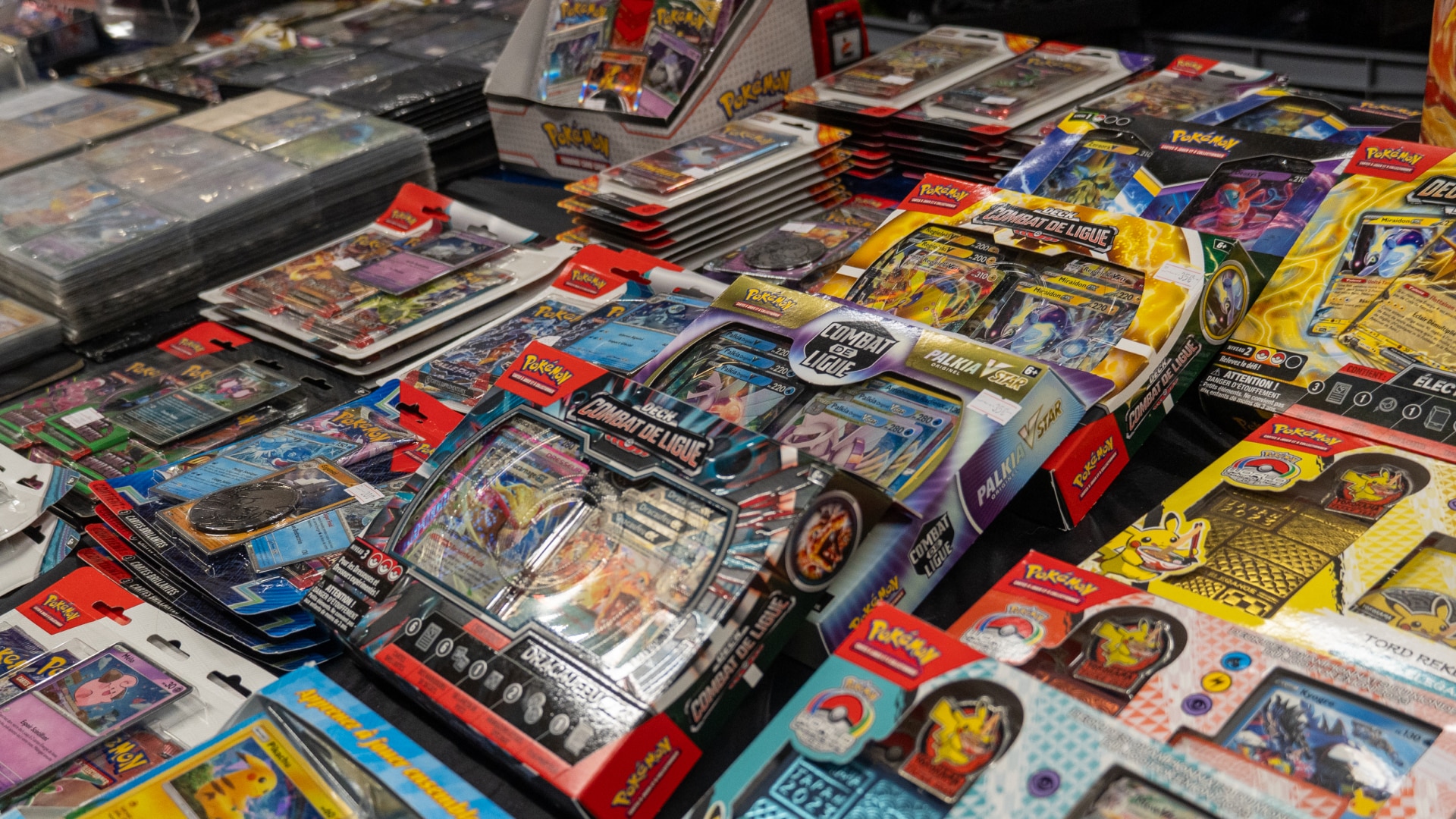 Cartes Pokémon et coffrets de collection exposés au Geek Life Festival 2025