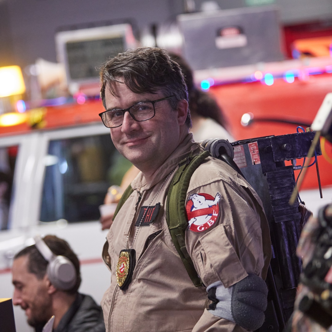 Cosplay de Ghostbusters avec pack à protons au festival Geek Life, espace dédié aux univers cultes du cinéma