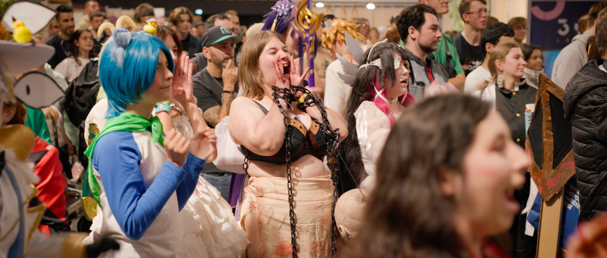 Public enthousiaste et cosplayeurs au festival Geek Life
