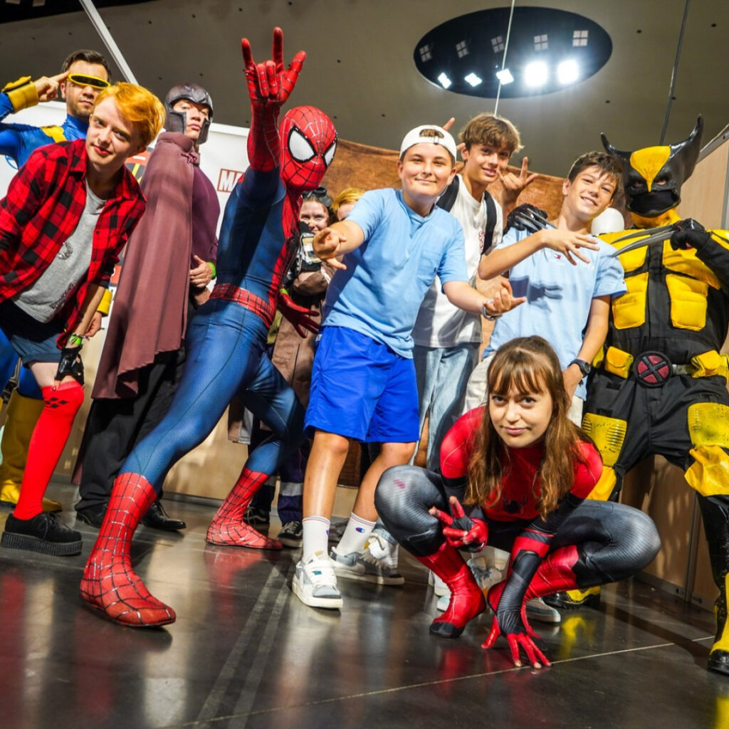 Enfants et cosplayeurs Spider-Man et Wolverine