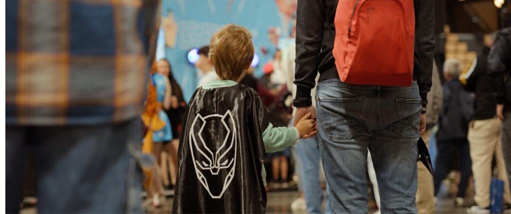 Visiteurs dans les allées du festival