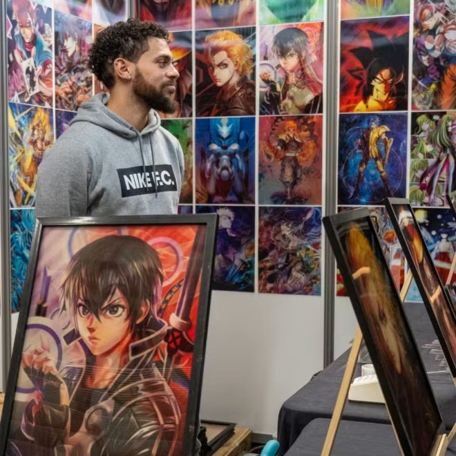Un artiste devant ses illustrations