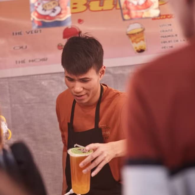 Un restaurateur sert une boisson