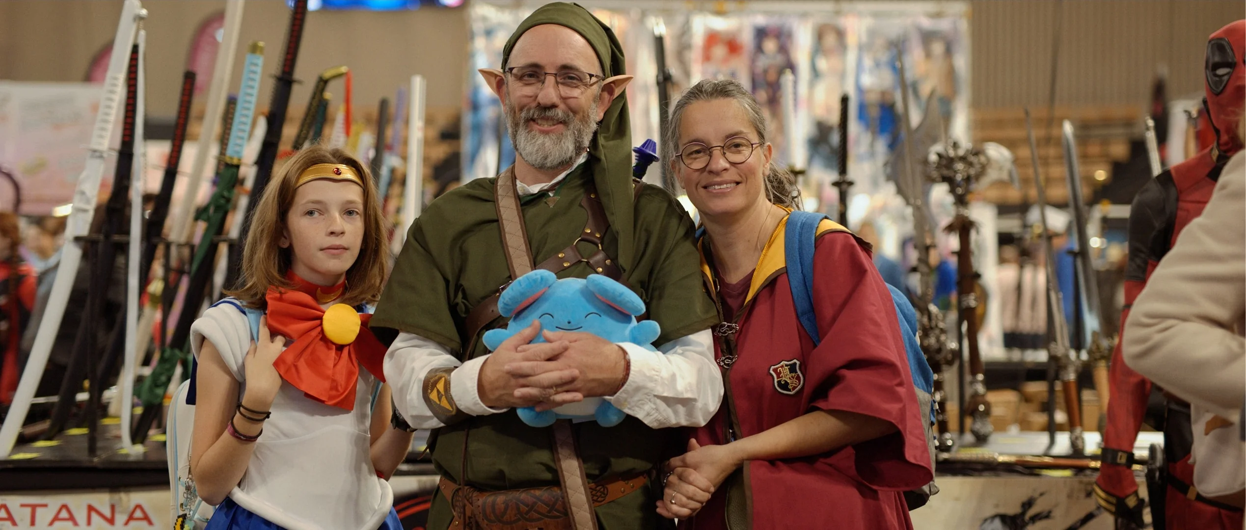 Une famille en cosplay au festival Geek Life