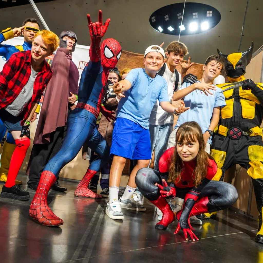 Enfants et cosplayeurs Spider-Man et Wolverine