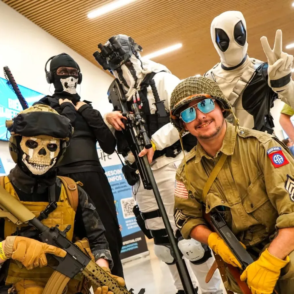 Cosplay de soldats et Deadpool