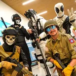 Cosplay de soldats et Deadpool