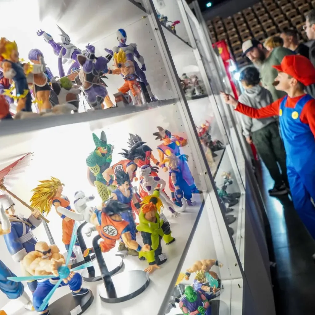 Vitrine de figurines et enfant en Mario