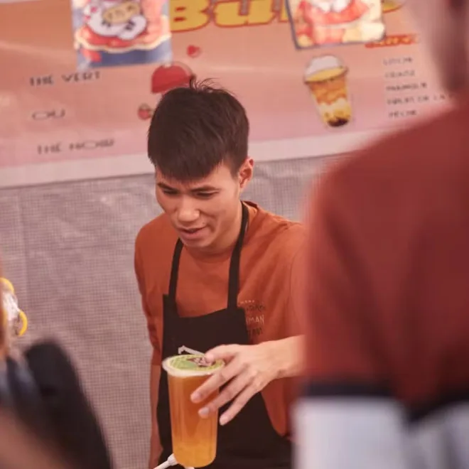 Un restaurateur sert une boisson