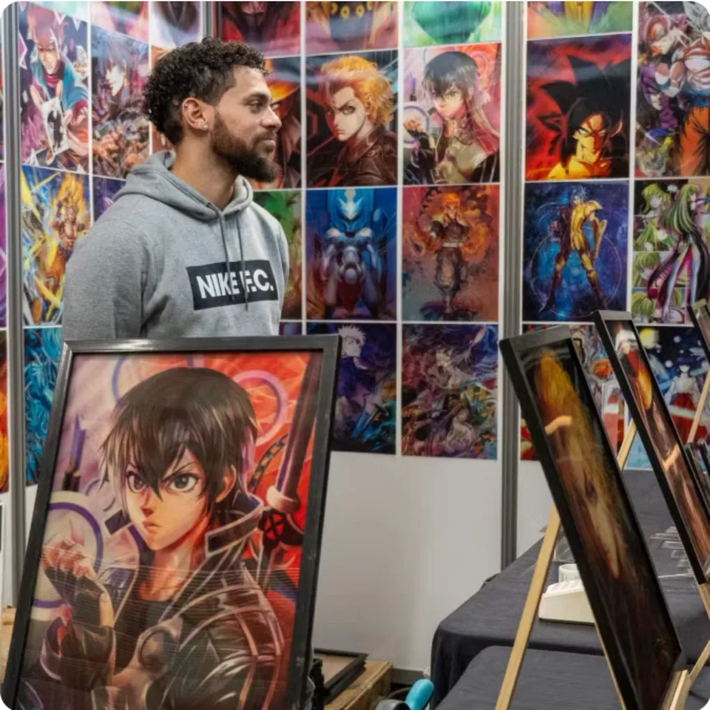 Une artiste devant son stand d'illustrations