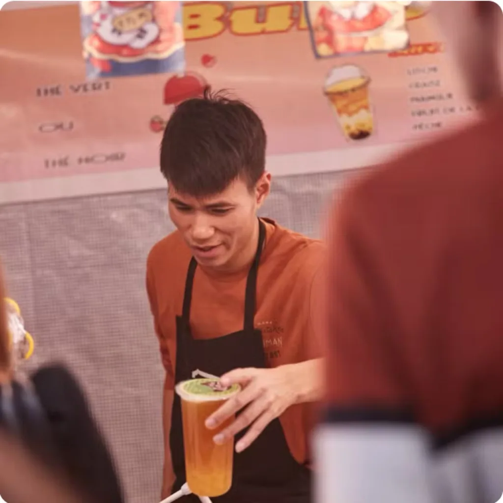Un exposant prépare un bubble tea sur son stand