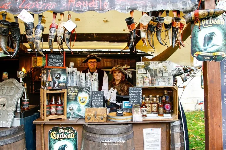 Le comptoir de La Taverne Maudite, bar pirate itinérant, avec ses deux tenanciers en costume