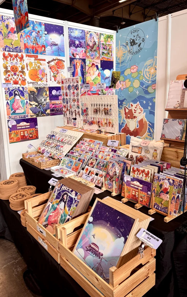 Le stand Foxy Sauvage : illustrations pop, prints, stickers et porte-clés
