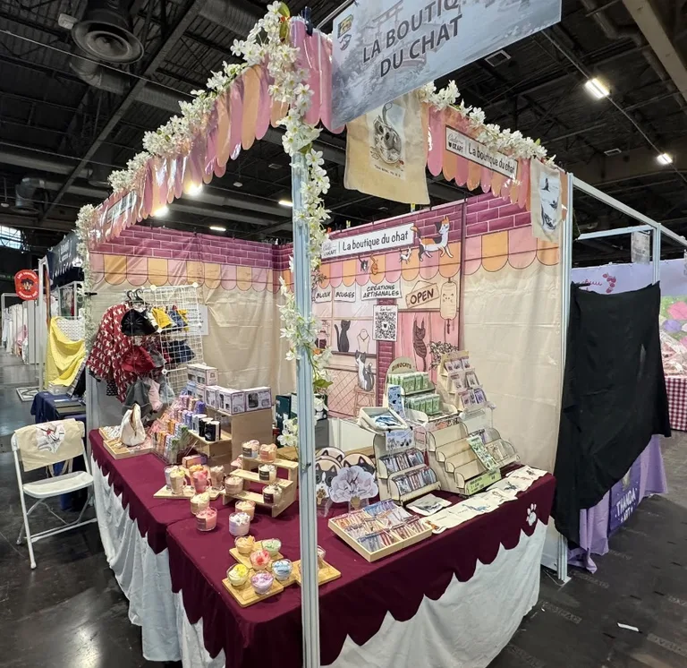 Le stand La Boutique du Chat : bougies, bijoux et créations artisanales sur le thème des chats