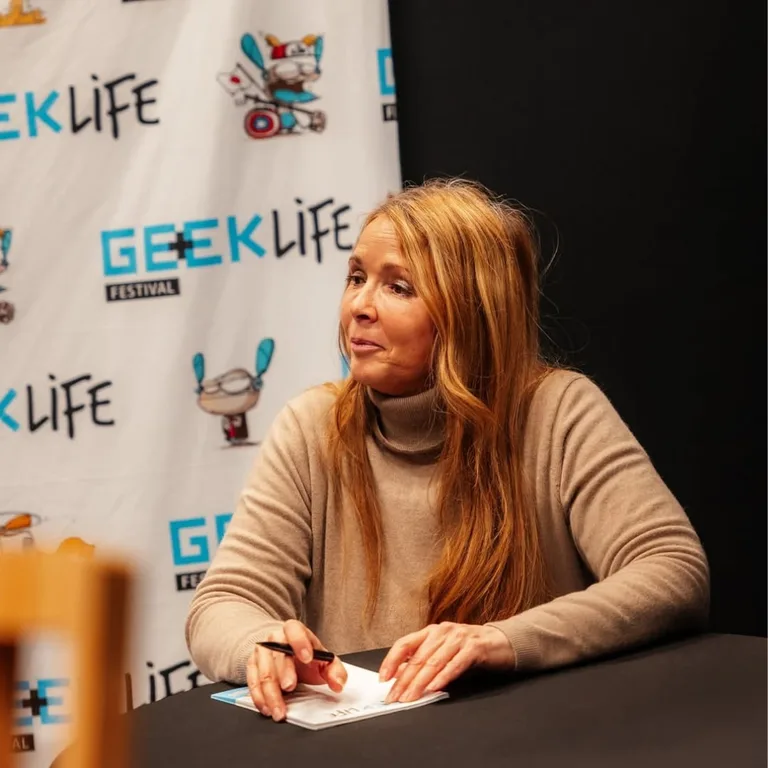 La chanteuse Hélène Rollès en dédicaces au Mans pendant le Geek Life les 18 et 19 janvier 2025