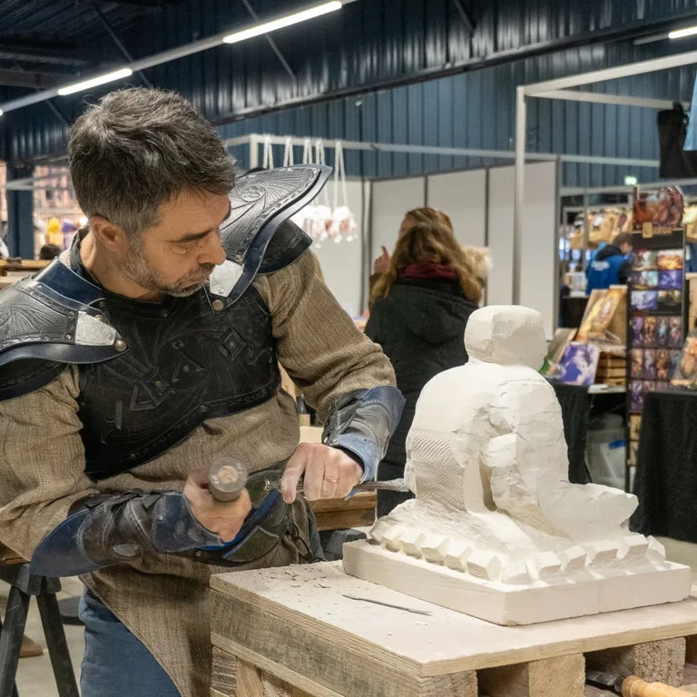 Pierre Delinfini, sculpteur sur pierre, au Mans pendant le Geek Life les 18 et 19 janvier 2025
