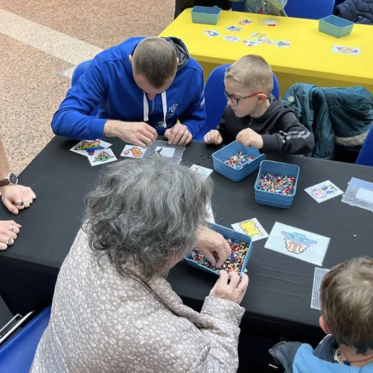 Zone dédiée aux enfants avec animations ludiques et créatives au festival Geek Life