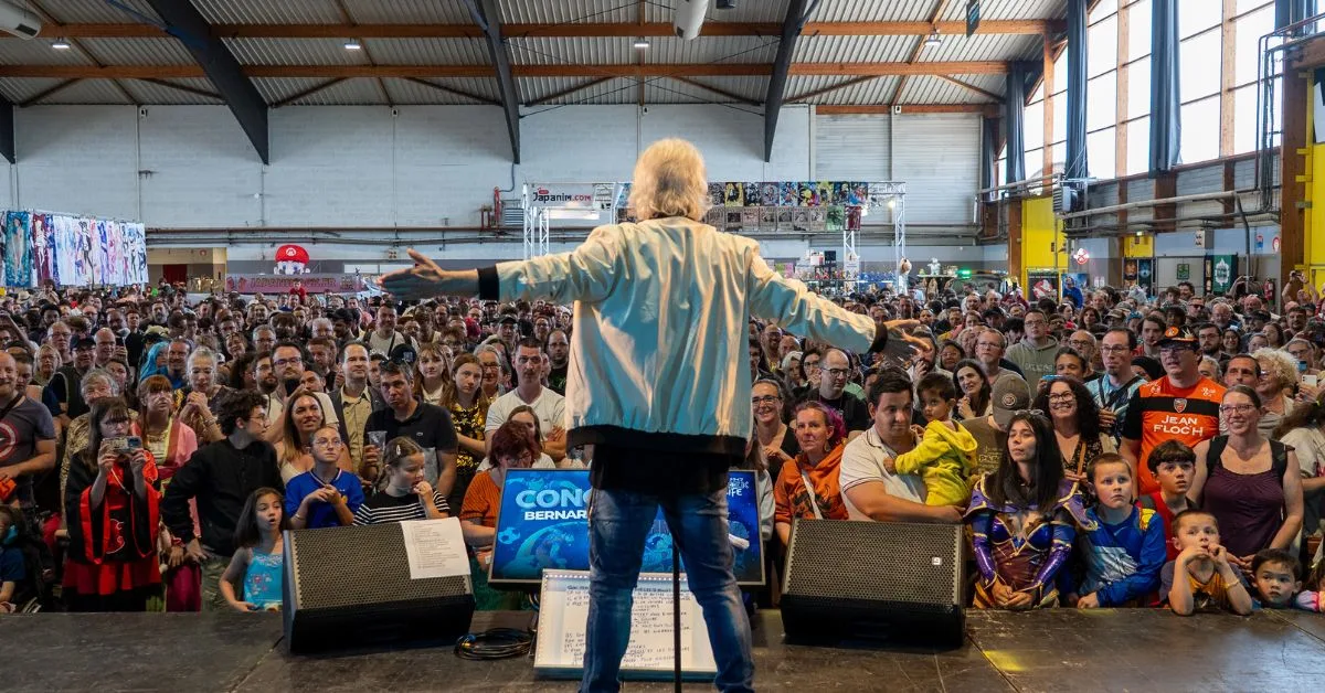 Le chanteur Bernard Minet en concert sur la scène du Geek Life Lorient 2025