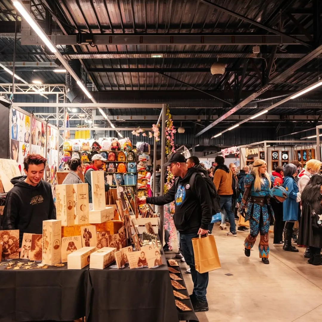 Allée d’exposants et visiteurs au Geek Life Festival 2025 au Mans