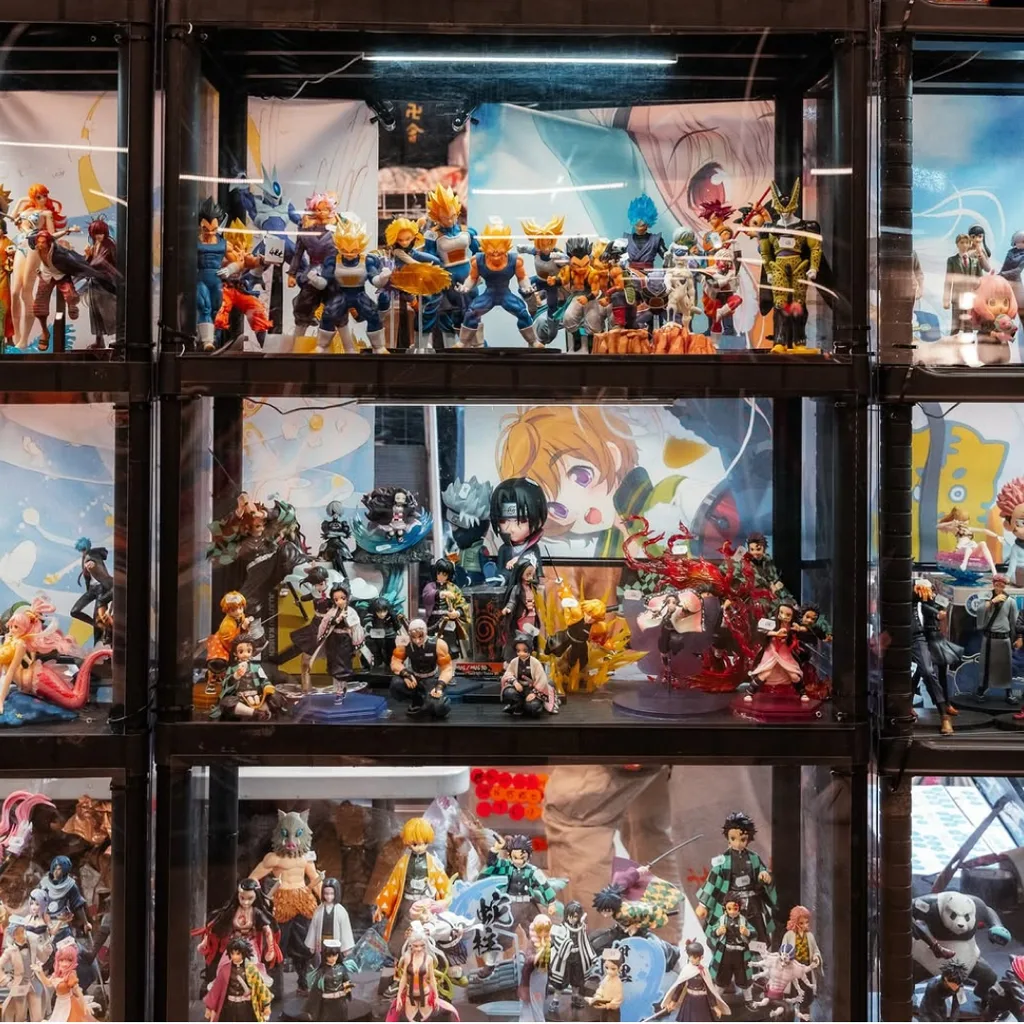 Vitrine de figurines manga et anime au Geek Life Festival 2025 au Mans
