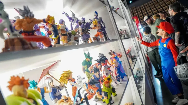 Enfant déguisé en Mario admirant des figurines Dragon Ball exposées au festival Geek Life Laval 2023
