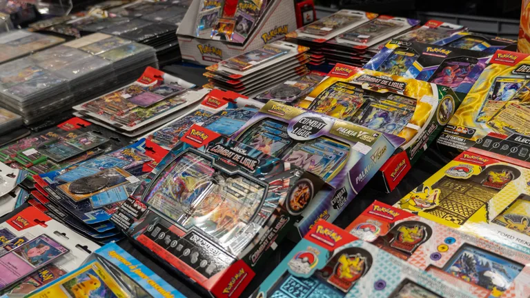 Cartes Pokémon et coffrets de collection exposés au Geek Life Festival 2025